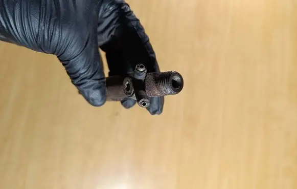 Audi A6 S6 C4 4A Fuel injector 046130201E