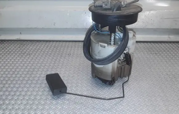 Mercedes-Benz Vito Viano W638 Fuel level sensor 6385420604