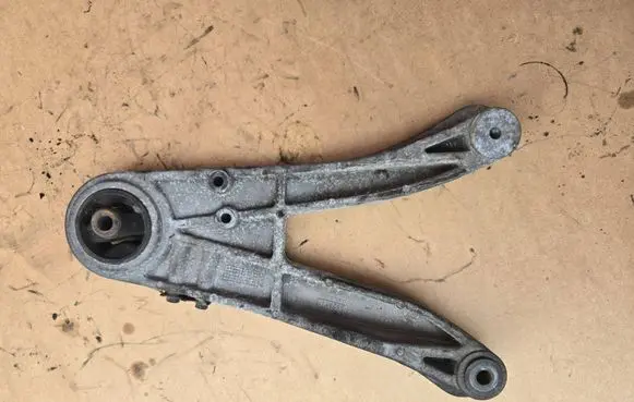 Engine mounting bracket