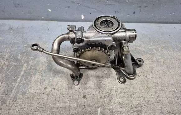 Volkswagen PASSAT B5 Oil pump 059115105G