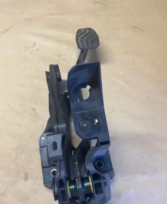 Dacia Duster II Brake pedal 8201606986