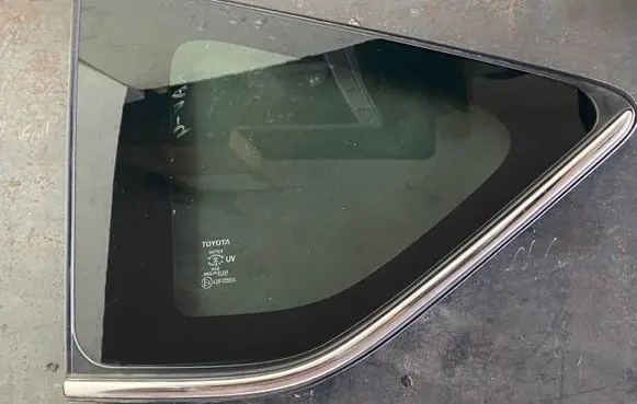 Toyota RAV 4 (XA40) Rear side window
