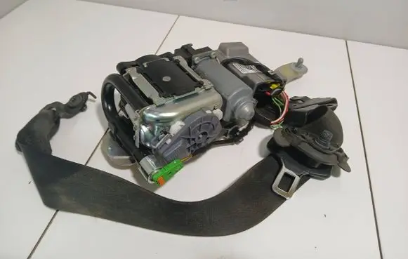Mercedes-Benz C W204 Front seatbelt 607565100E 07078277 51492369