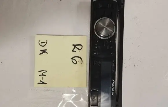 Volkswagen Golf IV Radio/GPS head unit trim DEH2200UB
