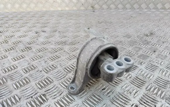 Opel Zafira A Engine mount bracket 90575779