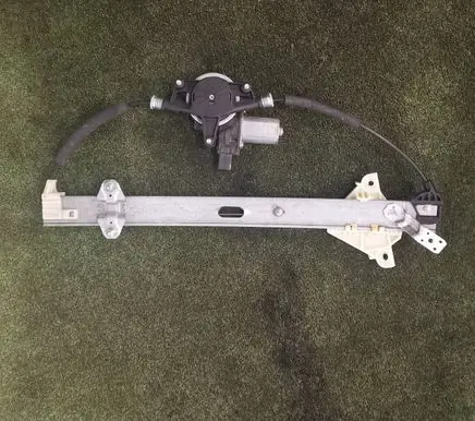 Mazda 3 III Front door window regulator motor BHN95858X