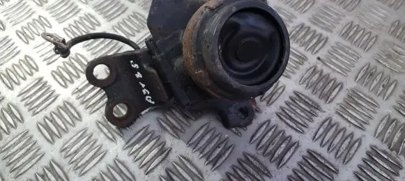 Honda CR-V Engine mount bracket