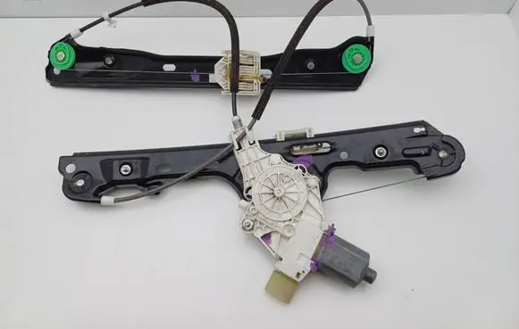 BMW 1 E81 E87 Front door window regulator with motor 6927030 7067796 7138466E