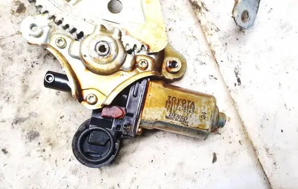 Toyota RAV 4 (XA20) Front door window regulator motor 8571042070 85710-42070