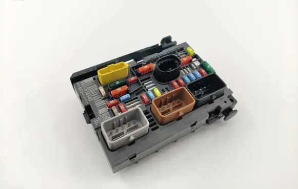 Peugeot 3008 I Fuse module 9807028580