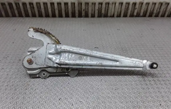 Rear door manual window regulator