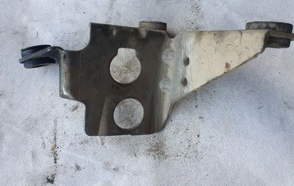 Volkswagen PASSAT B3 Gear shift cable bracket 357711789C 02A