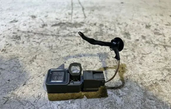Renault Megane III Airbag deployment crash/impact sensor 988300005R 080710 045202080710