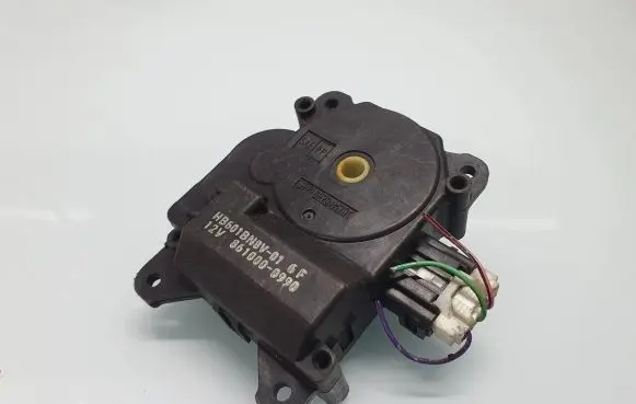 Mazda 3 I Air flap motor/actuator 8610000990 HB601BN8V01