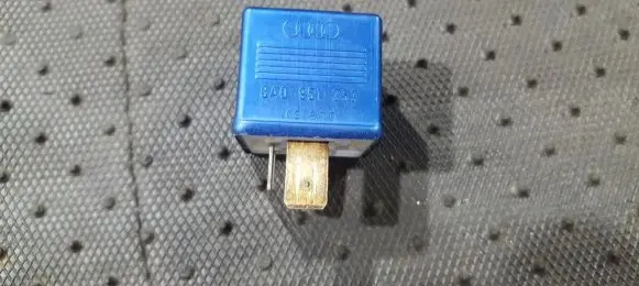 Volkswagen PASSAT B5.5 Other relay 8A0951253 899587