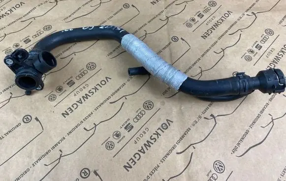 Volkswagen PASSAT CC Engine coolant pipe/hose 06J121132G