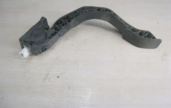 Peugeot 1007 Accelerator throttle pedal 9647135280