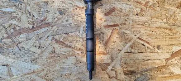 Volkswagen Golf VII Fuel injector 28370681