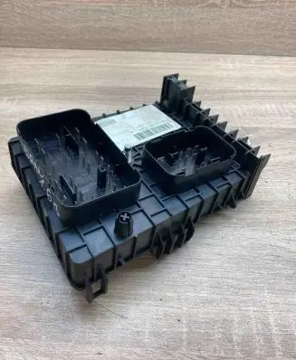 Volkswagen Touran I Fuse module 1K0937124H 1534502 0422404701E