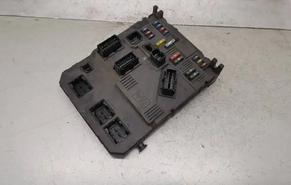 Peugeot 206 Fuse module 9649627880 S118085220A