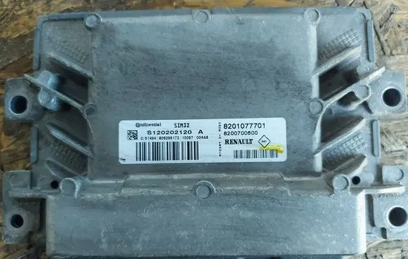 Renault Clio III Engine control unit/module 8201077701 S120202120A 8200700600