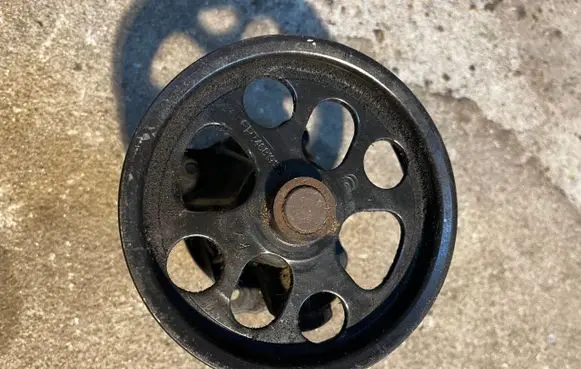Suzuki Swift I Water pump 46819138