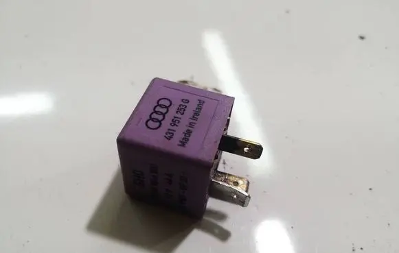 Volkswagen PASSAT B5 Other relay 899516000 v23134-b52-x372