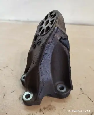 Volkswagen Touareg I Engine mounting bracket