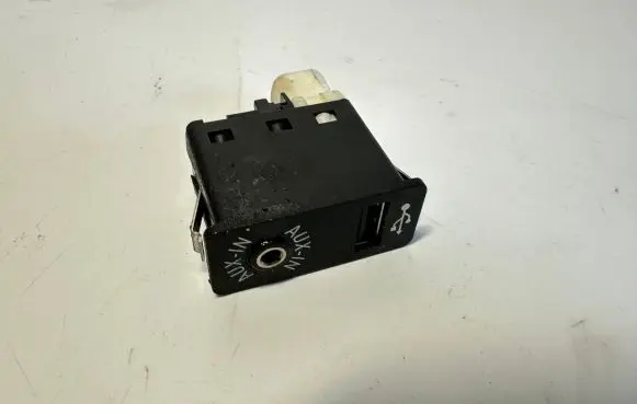 BMW 7 F01 F02 F03 F04 AUX in-socket connector 9237653 84109237653