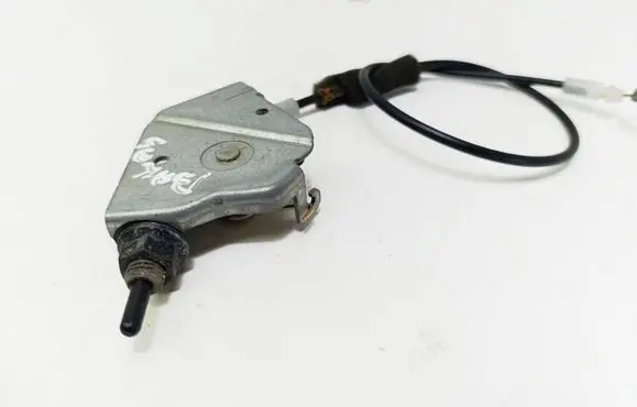 Mazda 5 Fuel tank opening switch 