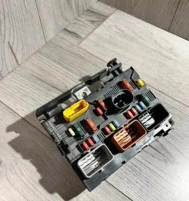 Citroen C4 I Picasso Fuse module 9664055680