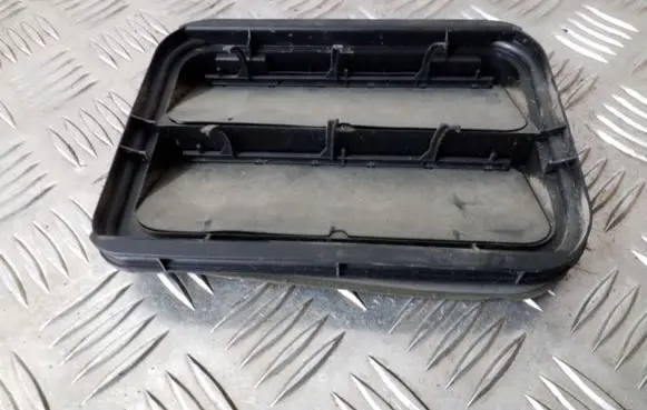 Quarter panel pressure vent