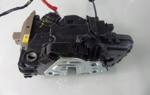 KIA Pro Cee'd II Front door lock 81320J7110