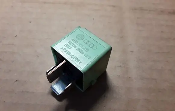 Volkswagen PASSAT B7 Other relay 4H0951253 V23136J0006X079