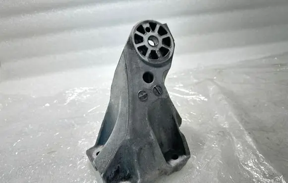 Volkswagen Touareg I Engine mounting bracket 7L6199308B