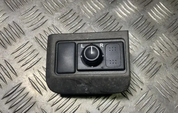 Nissan X-Trail T30 Wing mirror switch 684102Y900