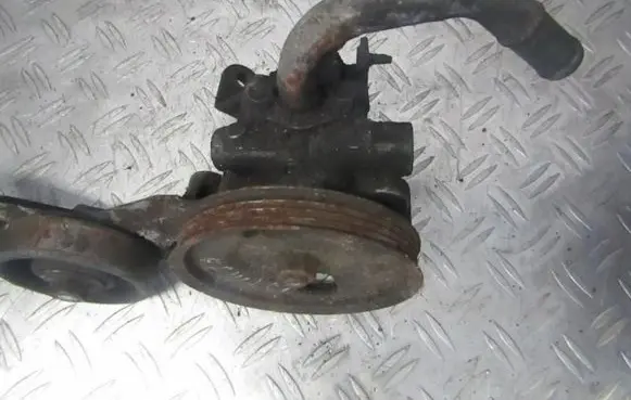 Mazda Xedos 6 Power steering pump C00332600B