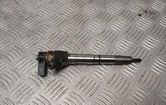 Volkswagen PASSAT B8 Fuel injector 04L130277AE