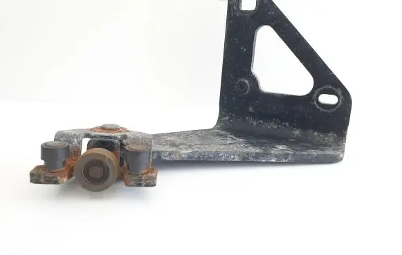 Renault Trafic III (X82) Sliding door lower roller guide/hinge 93451798