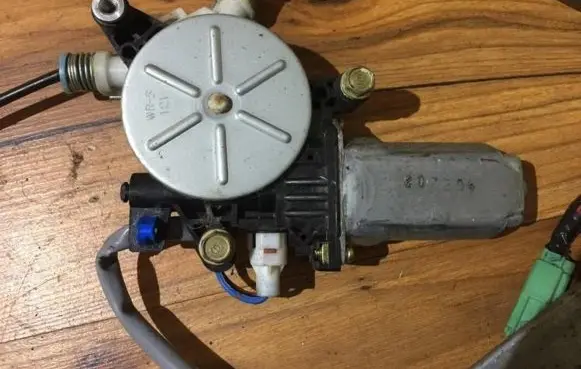 Honda CR-V Front door window regulator motor 