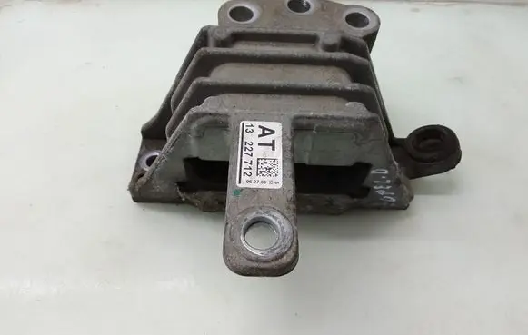 Opel Insignia A Engine mount bracket 13227712