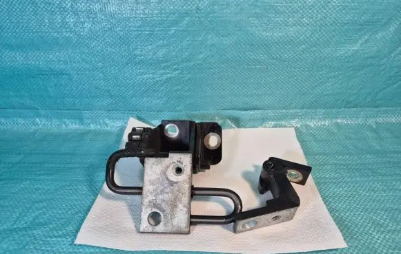 Audi A6 S6 C6 4F Front door lower hinge 8E0831411E A046573