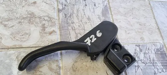 Volkswagen PASSAT B5 Engine bonnet (hood) release handle 3B1823533