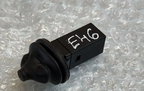 BMW 3 E46 Fuel tank opening switch 8228939 82289392