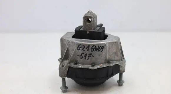BMW 3 G20 G21 Engine mount bracket 7581617