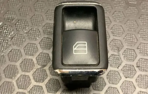Mercedes-Benz C W204 Electric window control switch A2048700451 03139100