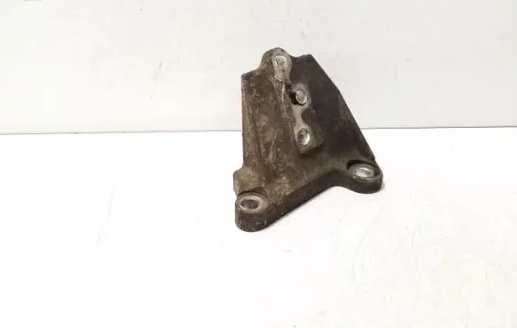 Nissan X-Trail T30 Engine mounting bracket
