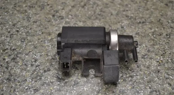 BMW 5 E60 E61 Turbo solenoid valve 72279600 2247906 01T114