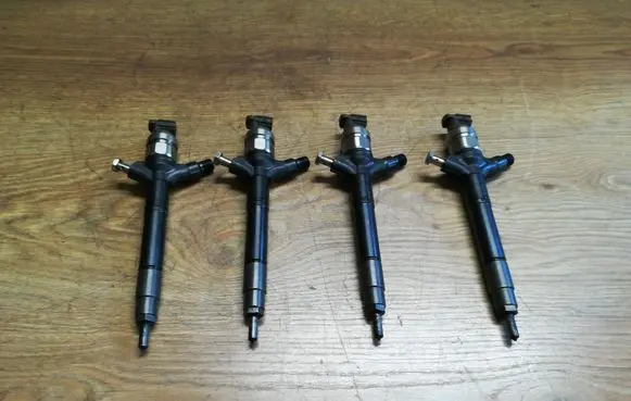 Toyota Avensis T250 Fuel injectors set 236700R180 12M01405