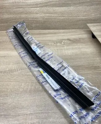 Volvo XC70 Rear door window/glass frame 8663940